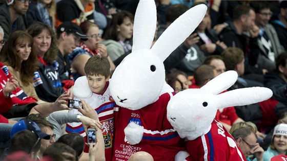 Maskoti hokejového ampionátu Bob a Bobek se fotí s fanouky.