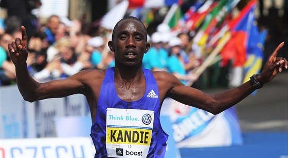 Kean Felix Kandie probíjá vítzn cílem Praského maratonu.