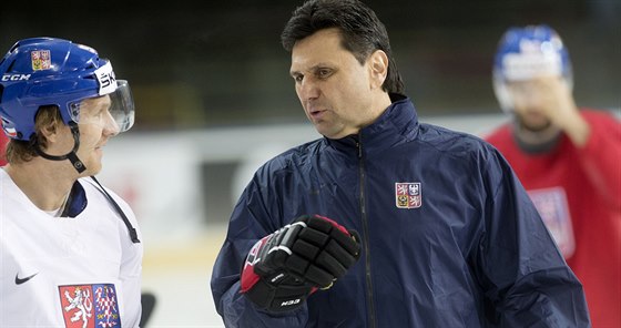 Martin Erat v druném rozhovoru s trenérem Vladimírem Rikou.