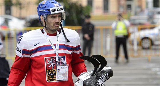 Obránce Jan Kolá pichází na trénink eské hokejové reprezentace.