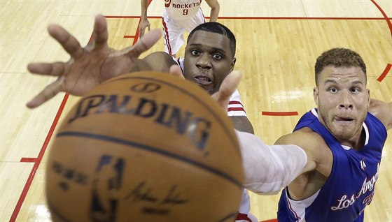 Terrence Jones (vlevo) z Houstonu a Blake Griffin z LA Clippers bojují o mí na...