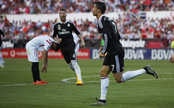 Cristiano Ronaldo (vpravo) z Realu Madrid slaví gól proti Seville.