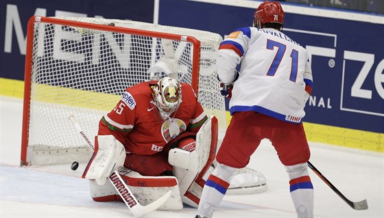 Ruský Ilja Kovaluk pekonává bloruského gólmana Kevina Lalandeho.