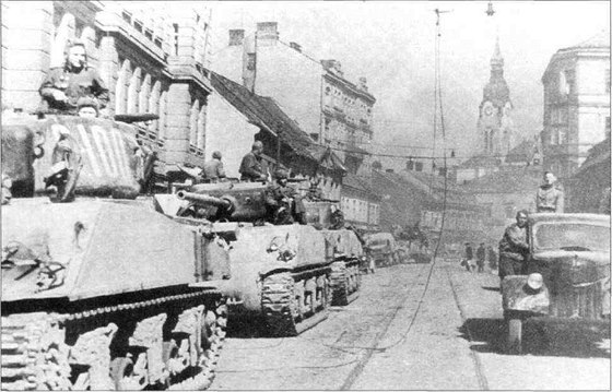 Sovtská 6. gardová tanková armáda v Brn (na snímku jsou tanky americké výroby Sherman, které Spojené státy dodaly SSSR).
