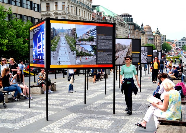 
Panely s fotografiemi, které se objevily v horní ásti Václavského námstí jsou souástí výstavy &quot;Václavské námstí  výkladní skí metropole&quot;. Zájemci mají monost si prohlédnou fotografie Václavského námstí z rzných období a také vizualiz