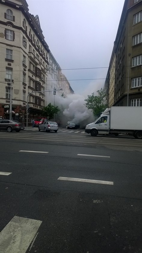 Hoící auto na Vinohradské