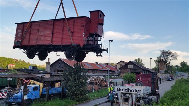 Nakládka elezniního vozu ve výtopn Zlíchov