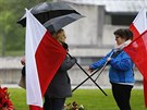 Nmeck kanclka Angela Merkelov poloila vnec u pamtnku v Dachau bhem...