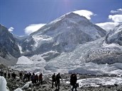 Horolezci evakuovan ze zkladnho tbora pod Everestem (27. dubna 2015)