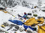 Pohled na zkladn tbor pod Mount Everestem po niivm zamtesen (27. dubna...