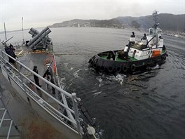 Remorkr pomh USS VICKSBURG vyplout z norskho pstavu Bergenu