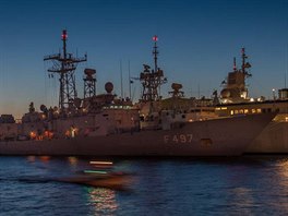 Tureck vlen lo TCG GOKSU (F497) a kanadsk fregata HCMS FREDERCTON v...