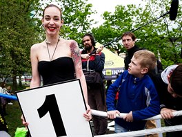 Gábina, otuilá ring girl. Piercing a kérky napoví, e je ze studia Hell.cz.