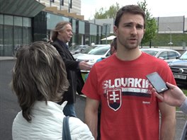 Dominik Grak (vpravo) poskytuje rozhovor a za nm pichz Jaromr Nohavica.