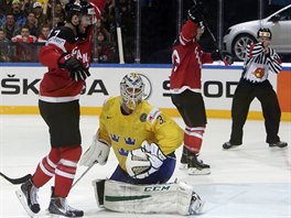 Kanadsk hokejista Sean Couturier (vlevo) se raduje pot, co pekonal...