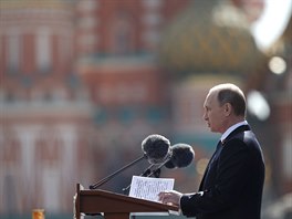 Ruský prezident Vladimir Putin pronáí e na moskevském Rudém námstí (9....