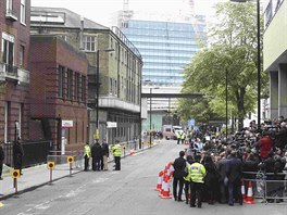 Novinái ekající ped londýnskou nemocnicí St. Mary (2. kvtna 2015).