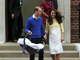 Princ William a vévodkyn Kate si z porodnice odnáejí svou dceru (Londýn, 2....