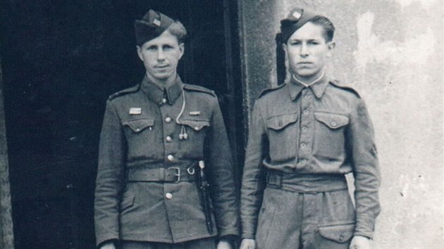 Ivan Benk (vlevo) bojoval v Rud armd, k eskoslovensk armd ho pevelili a v ervnu 1944.