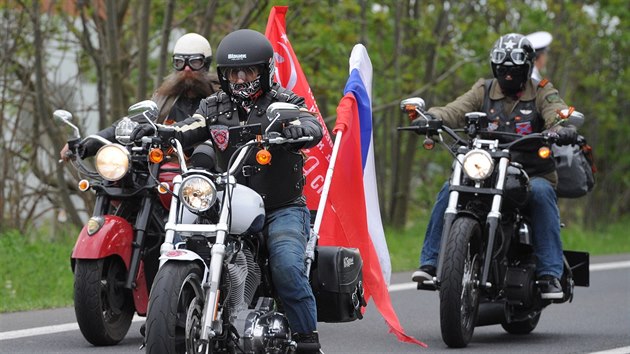 Nedaleko pomnku zaparkovalo tm 50 motorek. Krom ruskch byly i z Moldvie, Nmecka, Slovenska i Bulharska.