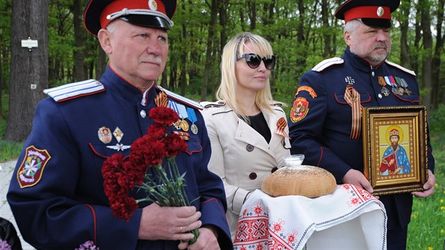 lenov Vekozckho svazu motorke pivtali chlebem a sol a pravoslavn far z Krupky Miroslav Vachata pak vedl vzpomnku na padl.
