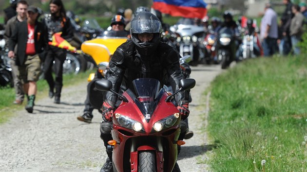 Nedaleko pomnku zaparkovalo tm 50 motorek. Krom ruskch byly i z Moldvie, Nmecka, Slovenska i Bulharska.