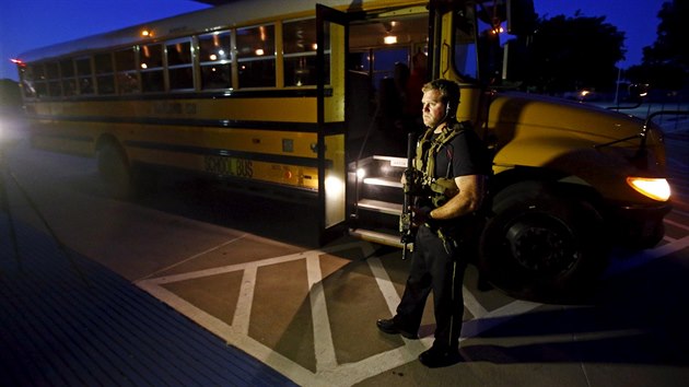 Policista stoj pobl kolnho autobusu, kter po stelb evakuoval astnky vstavy karikatur proroka Muhameda v americkm Garlandu (3. kvtna 2015).