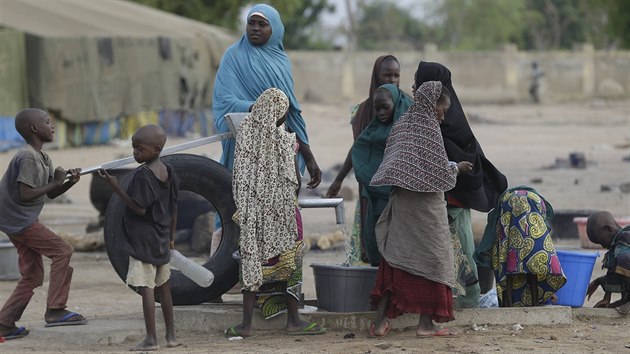 eny a dti, kter ze spr Boko Haram zachrnila nigerijsk armda, jsou nyn v uprchlickm tboe (3. kvtna 2015).