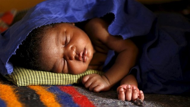 Dt, kter se narodilo jedn z rukojm Boko Haram, je nyn v uprchlickm tboe na vchod Nigrie. (3. kvtna 2015)