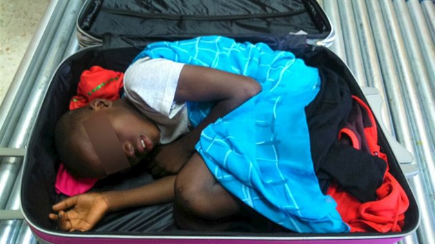 Osmilet chlapec byl paovn do panlsku v kufru (7. kvtna 2015).