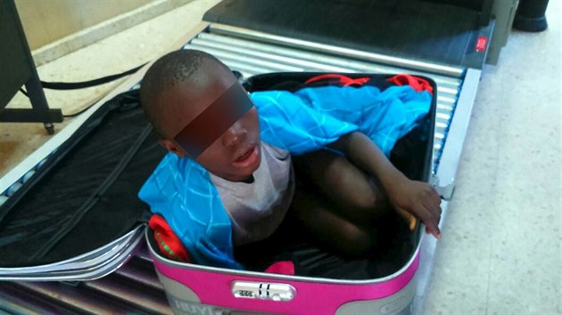 Osmilet chlapec byl paovn do panlska v kufru (7. kvtna 2015).