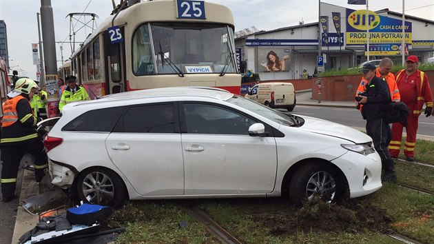 idi auta se chtl otoit na tramvajovm psu, srazil se s protijedouc tramvaj (5.5.2015)