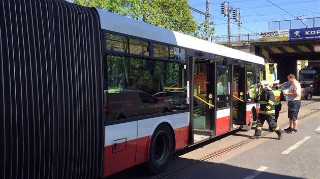 Pi nehod autobusu a osobnho auta v prask Hostivai se zranili ti lid vetn malho dtte (7.5.2015)