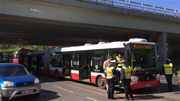 Pi nehod autobusu a osobnho auta v prask Hostivai se zranili ti lid vetn malho dtte (7.5.2015)