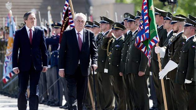 Milo Zeman pi pietnm aktu na praskm Vtkov k 70. vro konce druh svtov vlky.