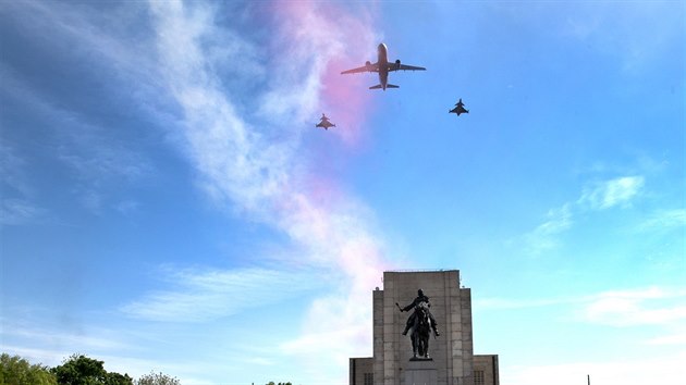 Vldni airbus a dvojice gripen pi pietnm aktu na praskm Vtkov k 70. vro konce druh svtov vlky.