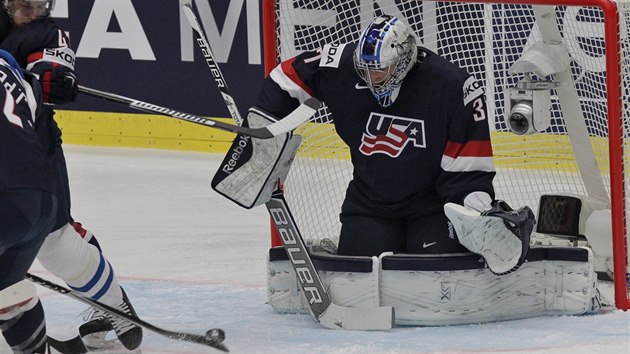 Americk glman Connor Hellebuyck se prezentoval jistm vkonem.