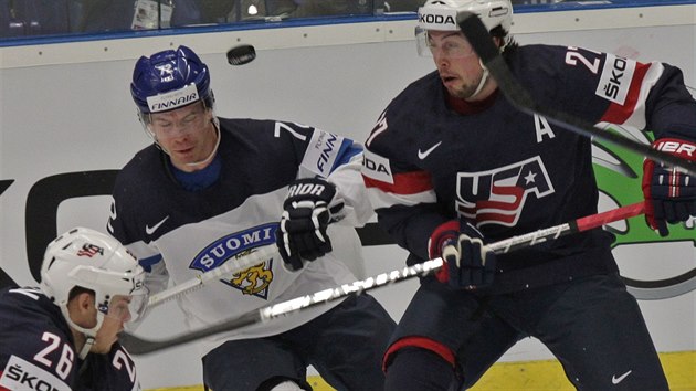 Justin Faulk (vpravo) v souboji s Joonasem Donskoiem.