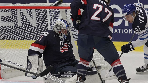 Americk glman Connor Hellebuyck v akci.