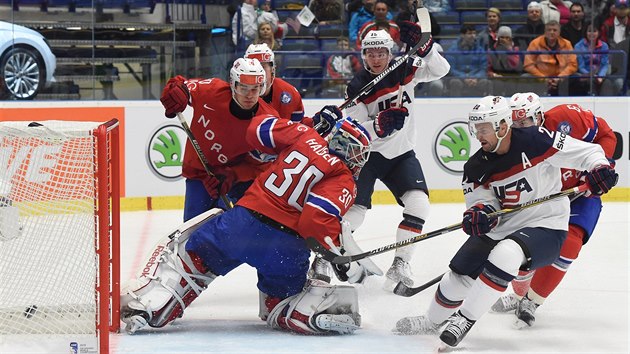 Vyrovnvac branka USA, kterou vstelil Trevor Lewis (druh zprava).