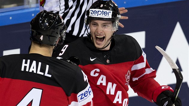 Taylor Hall a Matt Duchene oslavuj jednu z deseti branek svho tmu proti Nmecku. Hall vstelil hattrick.