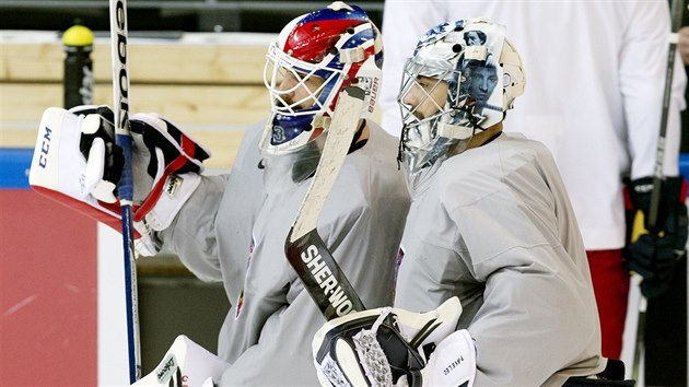 Alexander Salk a Ondej Pavelec na dopolednm rozbruslen ped zpasem s Kanadou.