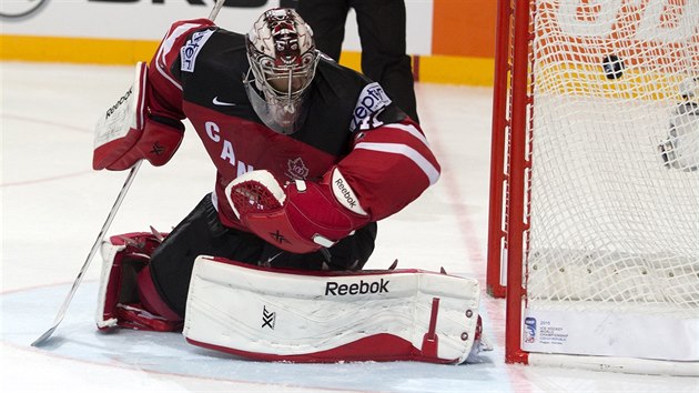 2:2. Kanadsk glman Mike Smith nestail zareagovat na pohotovou te Martina Zaovie.