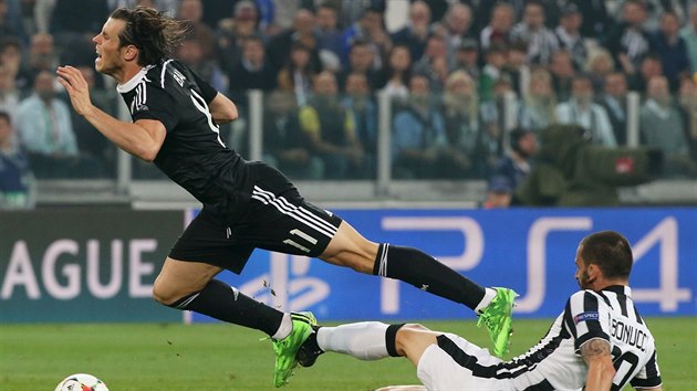 TO JE FAUL! Leonardo Bonucci (vpravo) z Juventusu zasahuje ve skluzu Garetha Balea, tonka Realu Madrid.