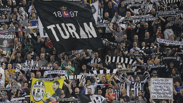 TIFOSI. Fanouci italskho Juventusu Turn si uvaj semifinlov zpas proti Realu Madrid.