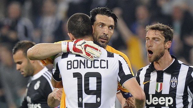 ZVLDLI JSME TO. Fotbalist Juventusu porazili v vodnm semifinle Ligy mistr Real Madrid 2:1.