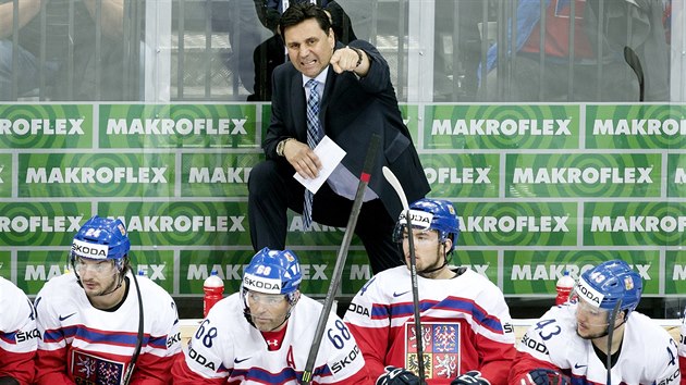 POJĎTE KLUCI. Vladimír Růžička na střídačce českého týmu prožíval utkání s Rakouskem velmi emotivně.