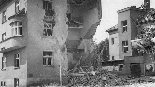 Nlet na Mladou Boleslav 9.5.1945. Siln pokozen dm na rohu Laurinovy a Tborsk ulice se pozdji podailo opravit.