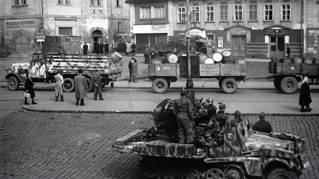 Ke konci vlky se Mlad Boleslav zaala plnit ustupujcmi jednotkami Wehrmachtu a Waffen SS. Vpedu je samohybn protiletadlov kanon re 20 mm Sd.Kfz. 10/5 (hlave kanonu splv s obrubnkem ostrvku). Automobil s pvsy je ttunka Henschel typ 33.
