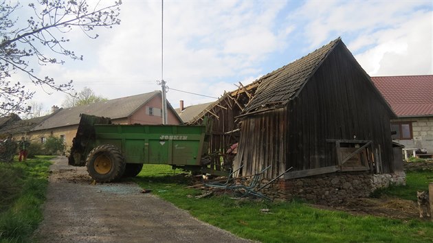 patn zajitn traktor skonil ve stodole.